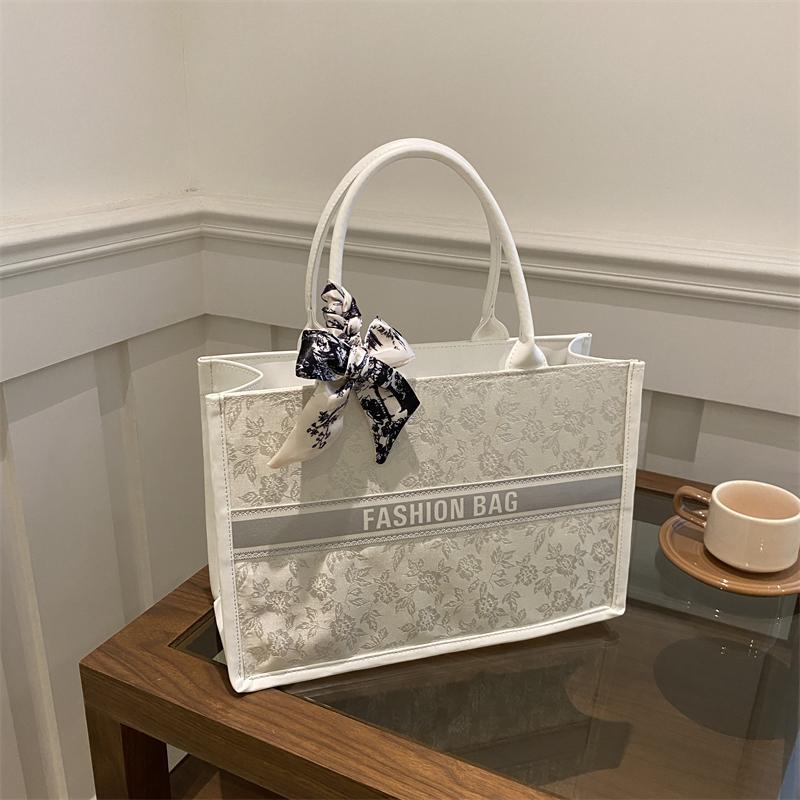 Luxury Bags Shopping - กระเป๋าโท้ทผู้หญิงสุดหรู ดีไซน์ลายปักดอกไม้ หนัง PU พร้อมผ้าพันคอ สำหรับเดินทางและช้อปปิ้ง
