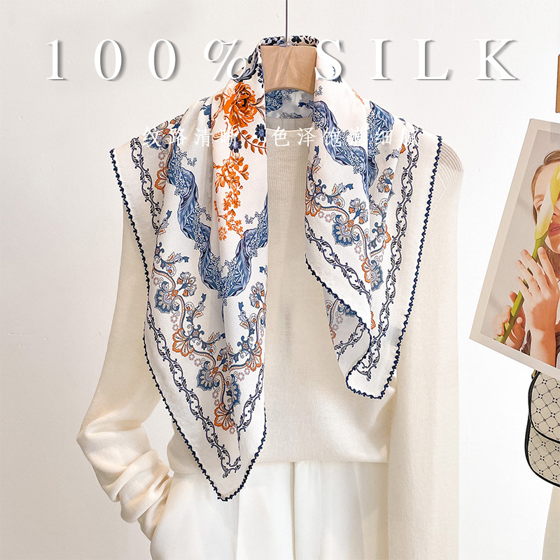 Luxury Bags In China - ผ้าพันคอไหมแท้ 100% ลายดอกไม้บาโรกสไตล์เรโทร ขนาด 70 ซม.