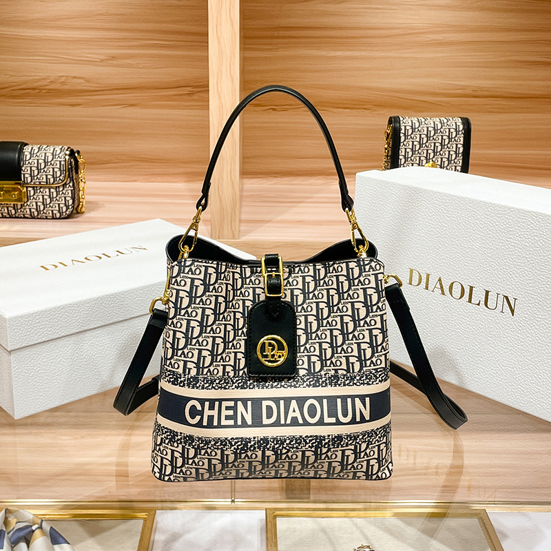 Luxury Bags Sale - กระเป๋าถือสะพายไหล่ทรงคลาสสิกยอดนิยมสำหรับสุภาพสตรี ดีไซน์หรูหราจากนักออกแบบชื่อดัง ผลิตจากหนังคุณภาพสูง สวยสง่า ทันสมัย