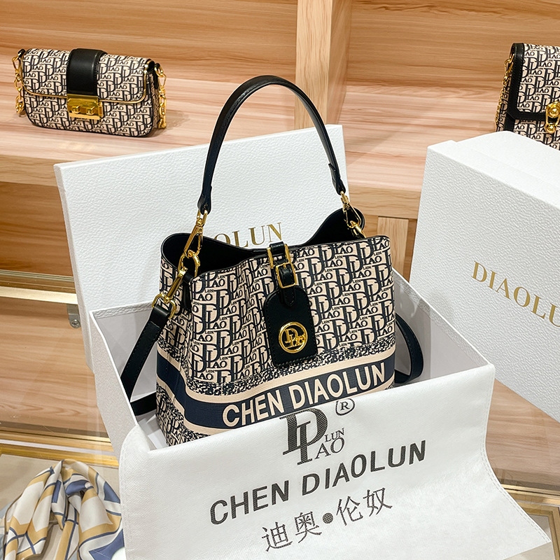 กระเป๋าถือสะพายไหล่ทรงคลาสสิกย - Luxury Bags Sale บทวิจารณ์และราคา